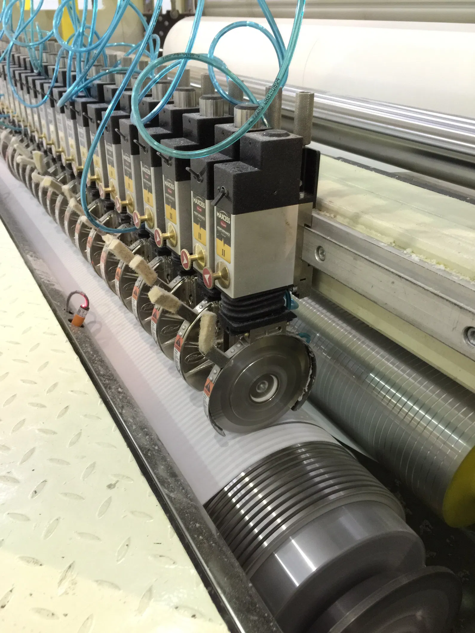 JRT / Maxi Roll Industrial Rewinding Machine With Edge Embosssing Steel To Rubber Embossing Unit 1